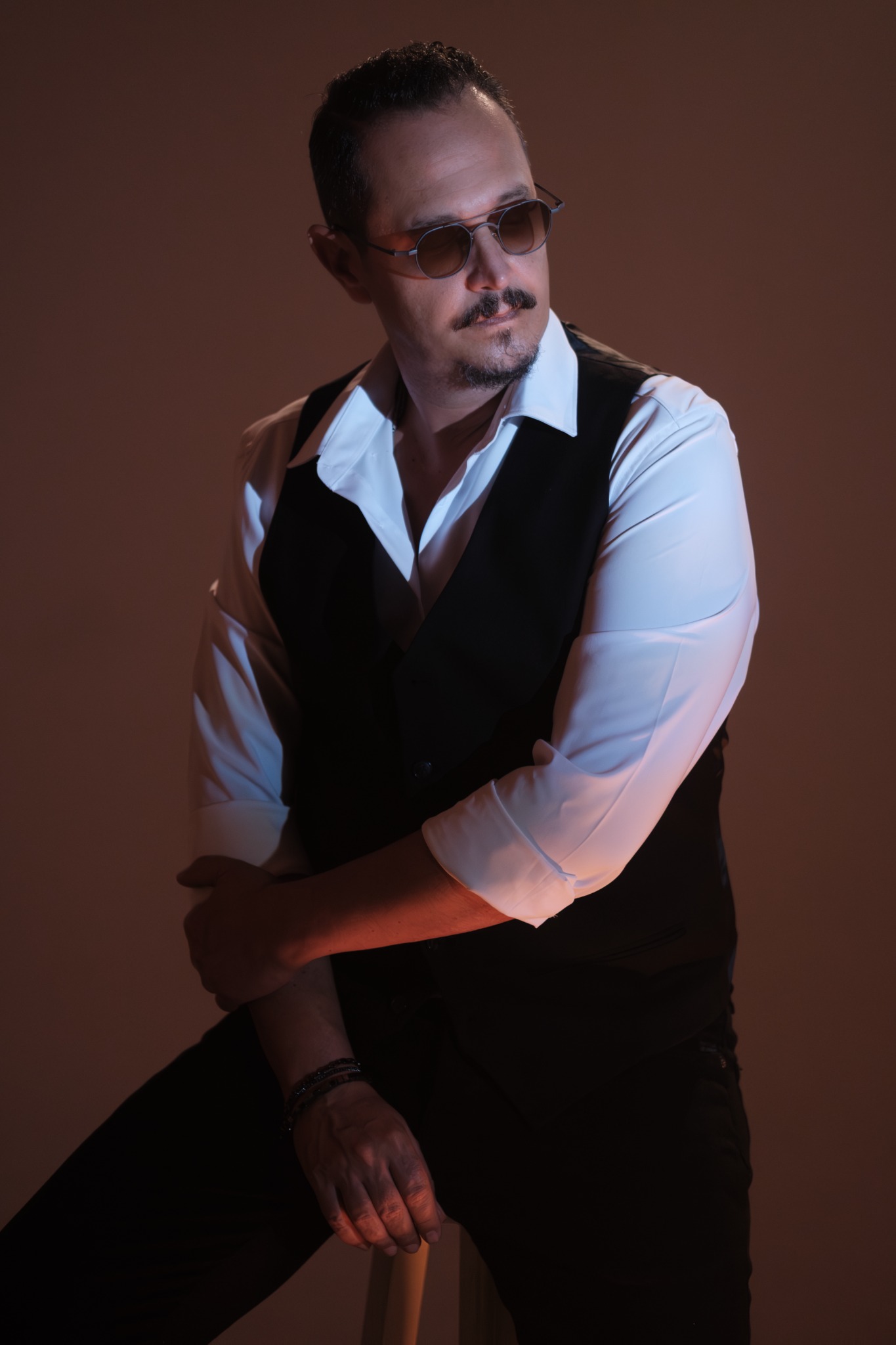 Tolga Tüyel sıcak tonlu stüdyo portresinde
